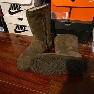 Uggs Chocolate big kid size 1
